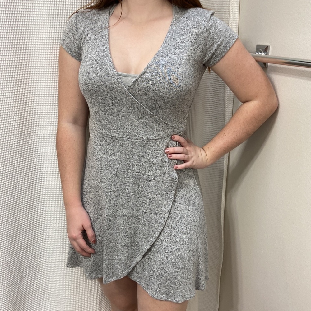 Women’s Arizona Jean Co grey speckled soft and comfy v-neck faux wrap dress.Sz S